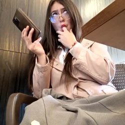 Katy masturbate in coffee shop