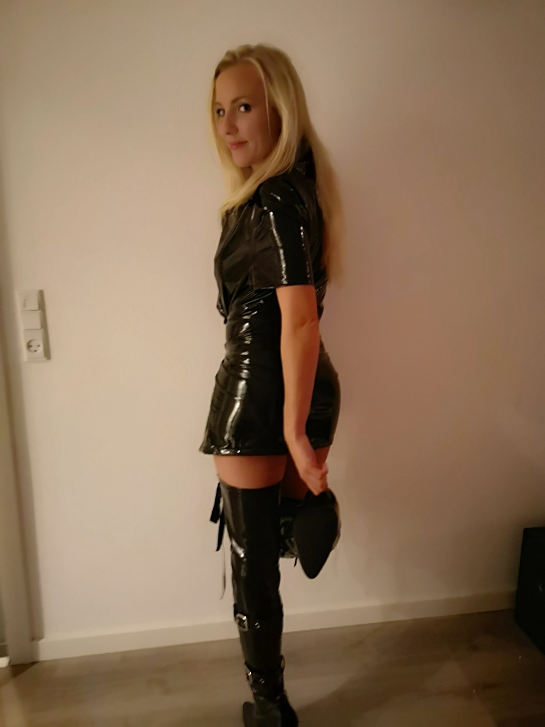 Babe in PVC #rGWXuk7T