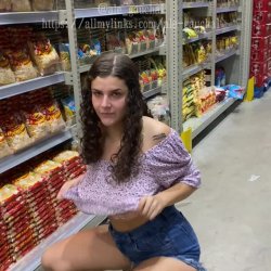 Mostrando os peitos no mercado