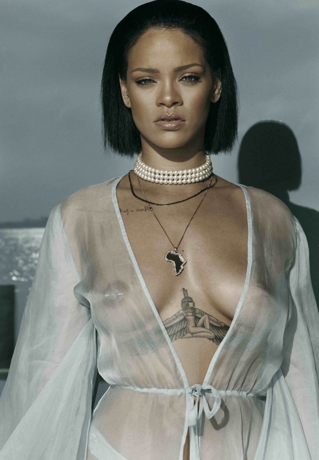 Celebrity Titty Tuesday : Rihanna showing her rack #JZ955mrJ