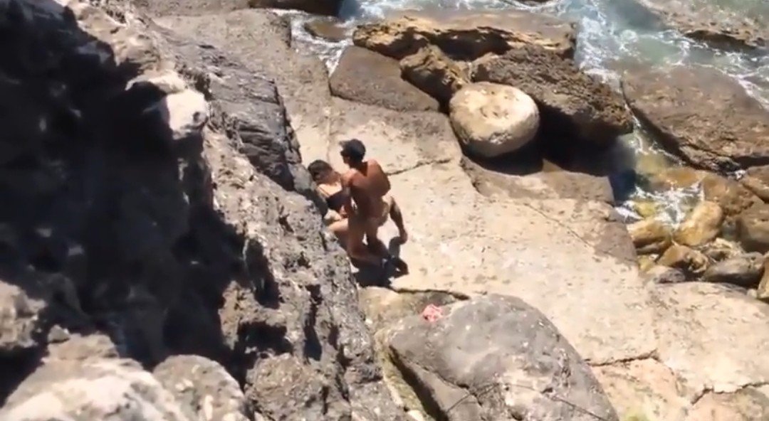 Amateur couple caught fucking on the rocky slopes of the beach #oEXUnozm