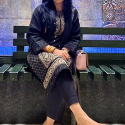 PAKISTANI MILF POSING IN HEELS would you fuck her?