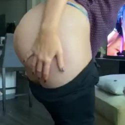 Latina MILF shows off ass