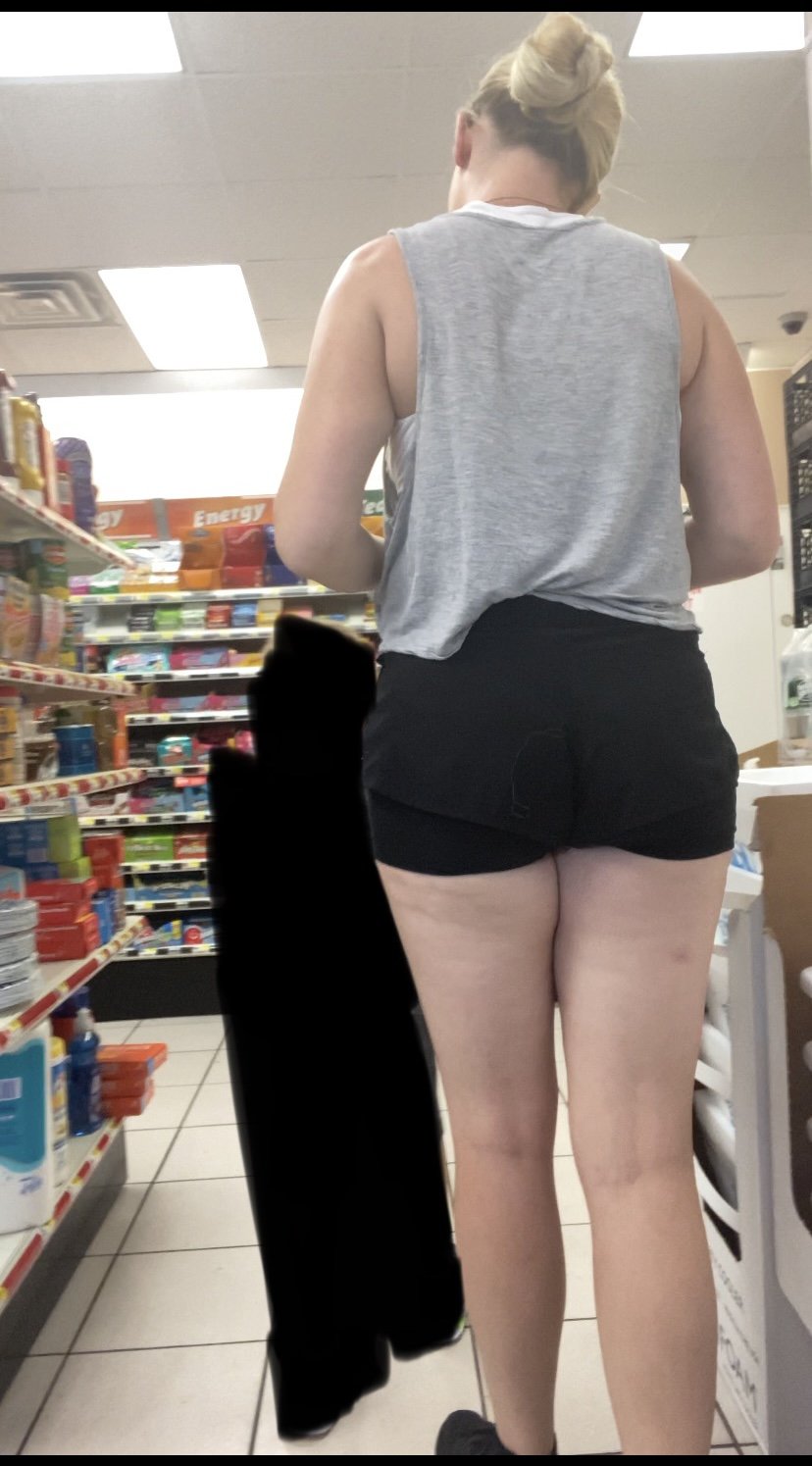 Blonde In Shorts Bend Over Store Candid #40jmMgtk