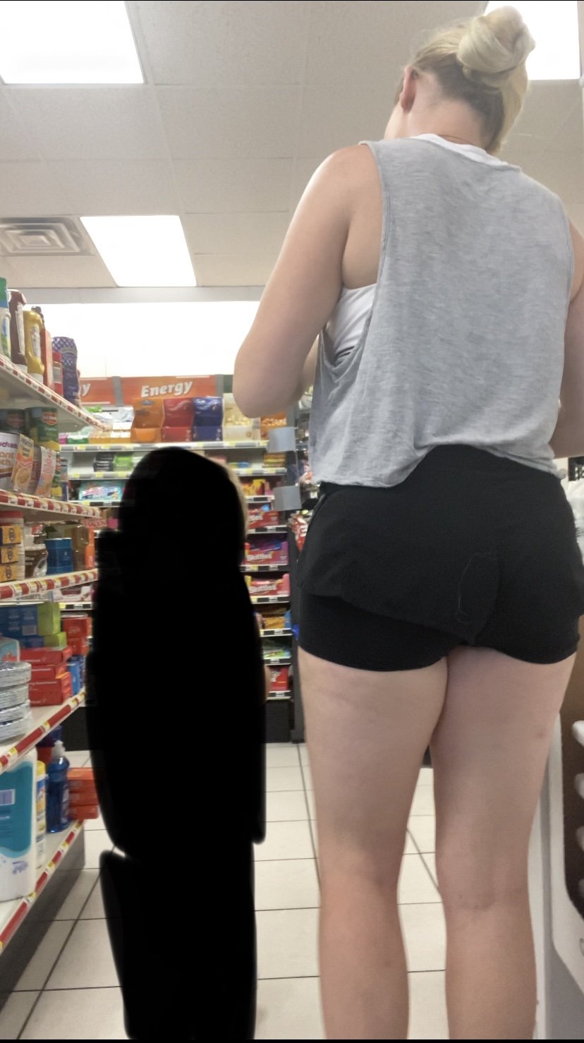 Blonde In Shorts Bend Over Store Candid #WlVOgSNr