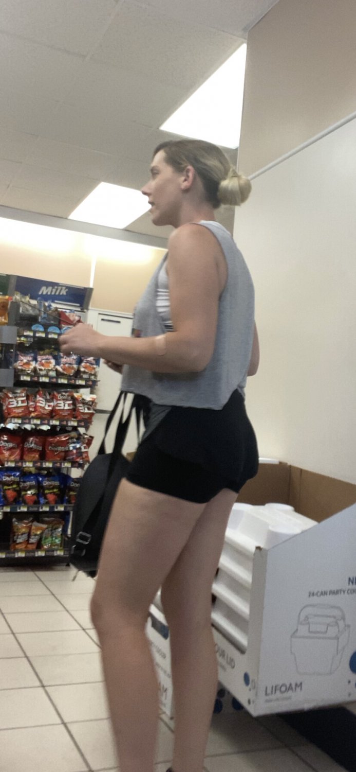 Blonde In Shorts Bend Over Store Candid #YQ57u7IX